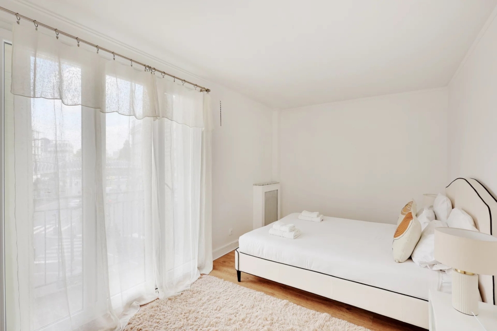 LOCATION SAISONNIÈRE – PARIS 10 – 6 PERSONNES