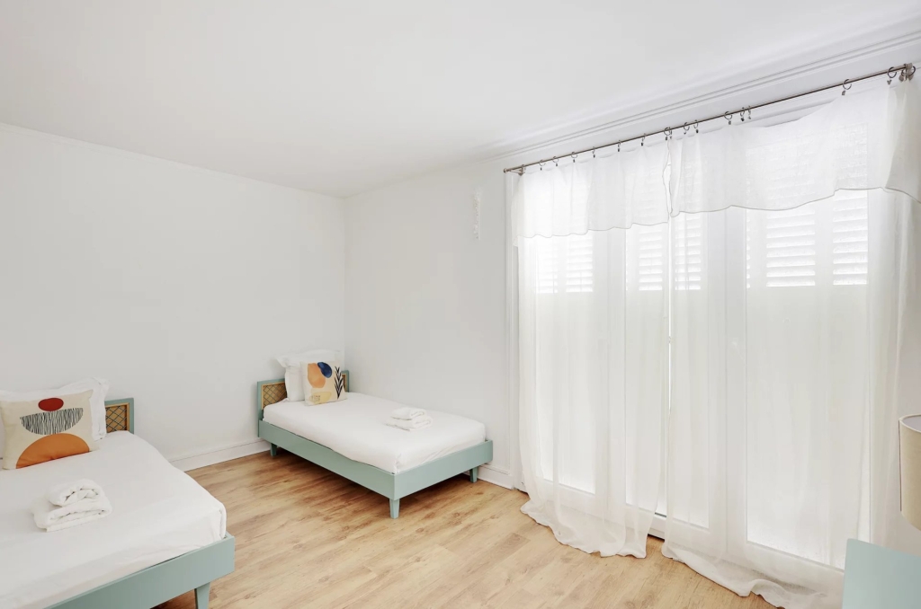 LOCATION SAISONNIÈRE – PARIS 10 – 6 PERSONNES