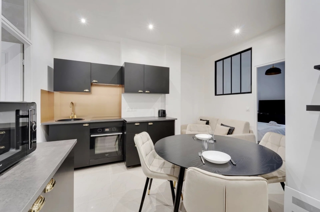 APPARTEMENT – PARIS 18 – 2 PERSONNES