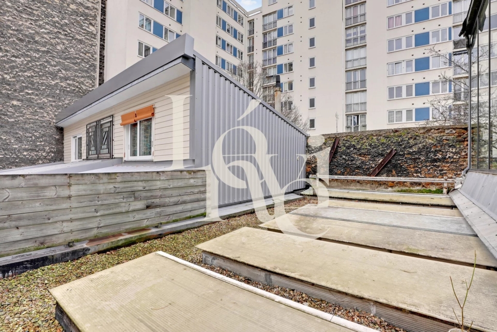 Loft atypique avec terrasse / Métro Simplon