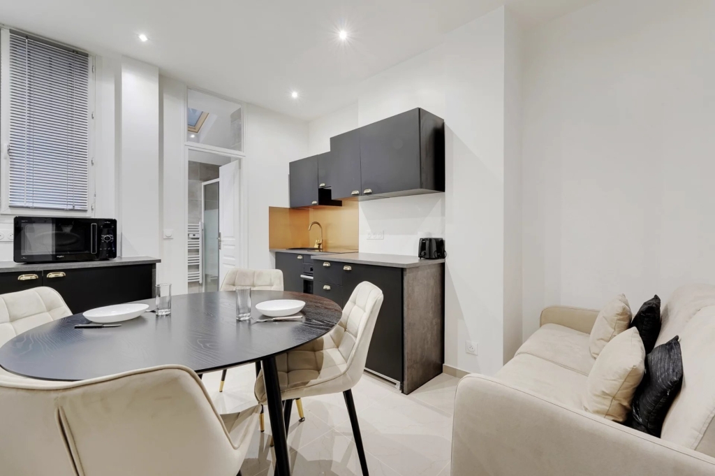 APPARTEMENT – PARIS 18 – 2 PERSONNES