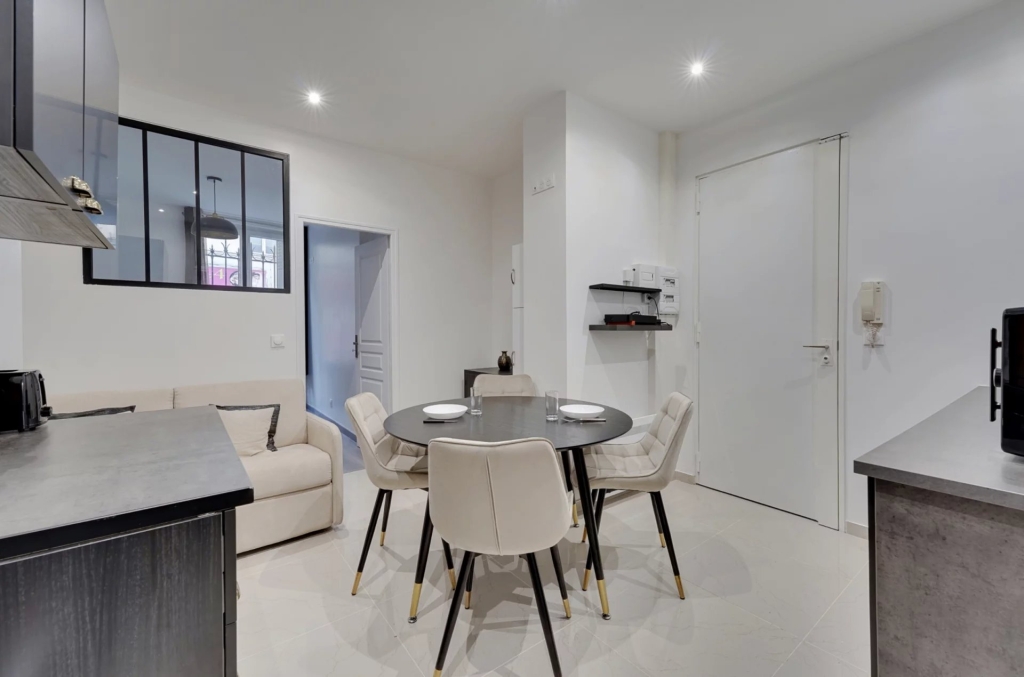 APPARTEMENT – PARIS 18 – 2 PERSONNES