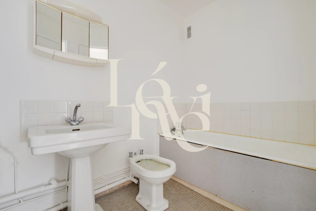 Appartement avec balcon – 30 m2 – Église Jeanne d’Arc – 75013 Paris