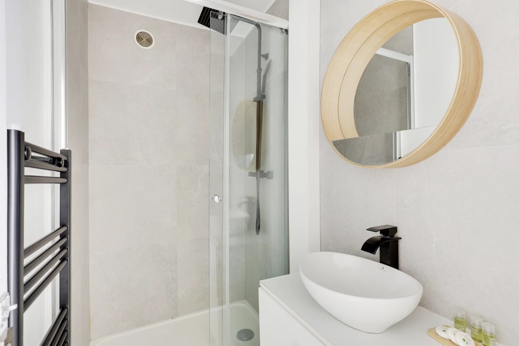 LOCATION SAISONNIÈRE – PARIS 10 – 6 PERSONNES