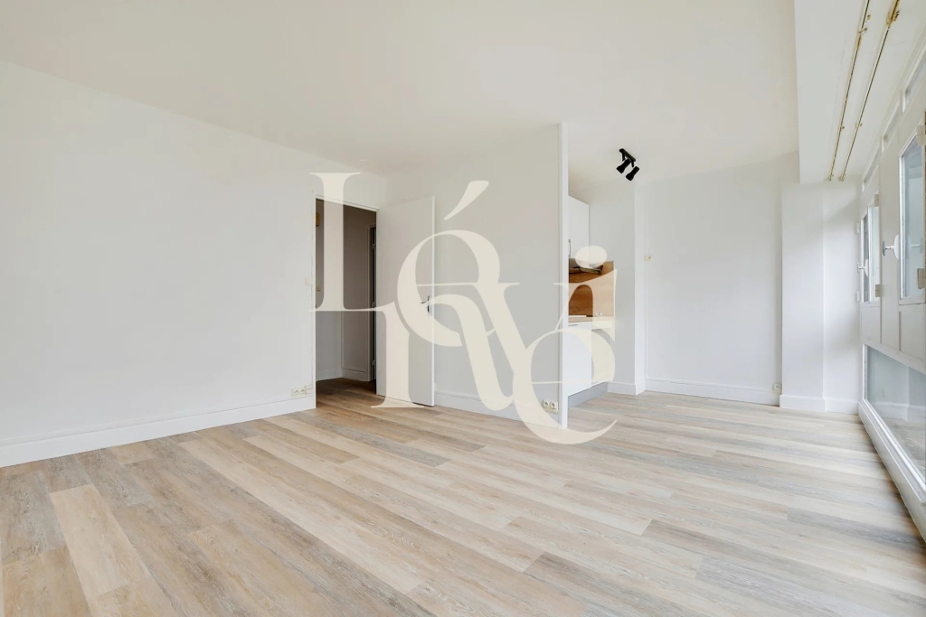 Appartement avec balcon – 30 m2 – Église Jeanne d’Arc – 75013 Paris