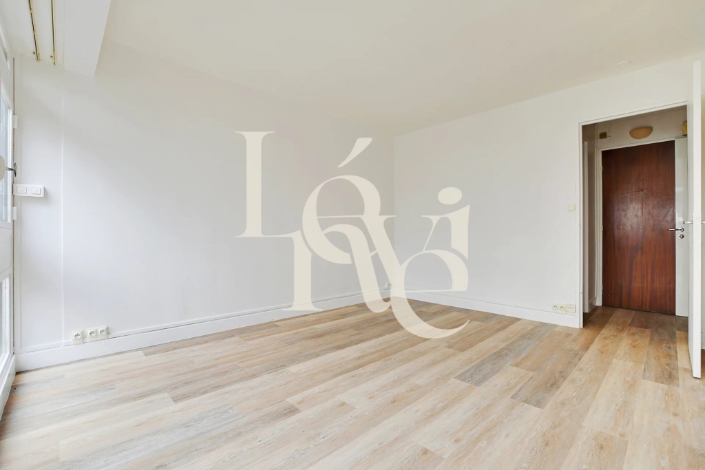 Appartement avec balcon – 30 m2 – Église Jeanne d’Arc – 75013 Paris