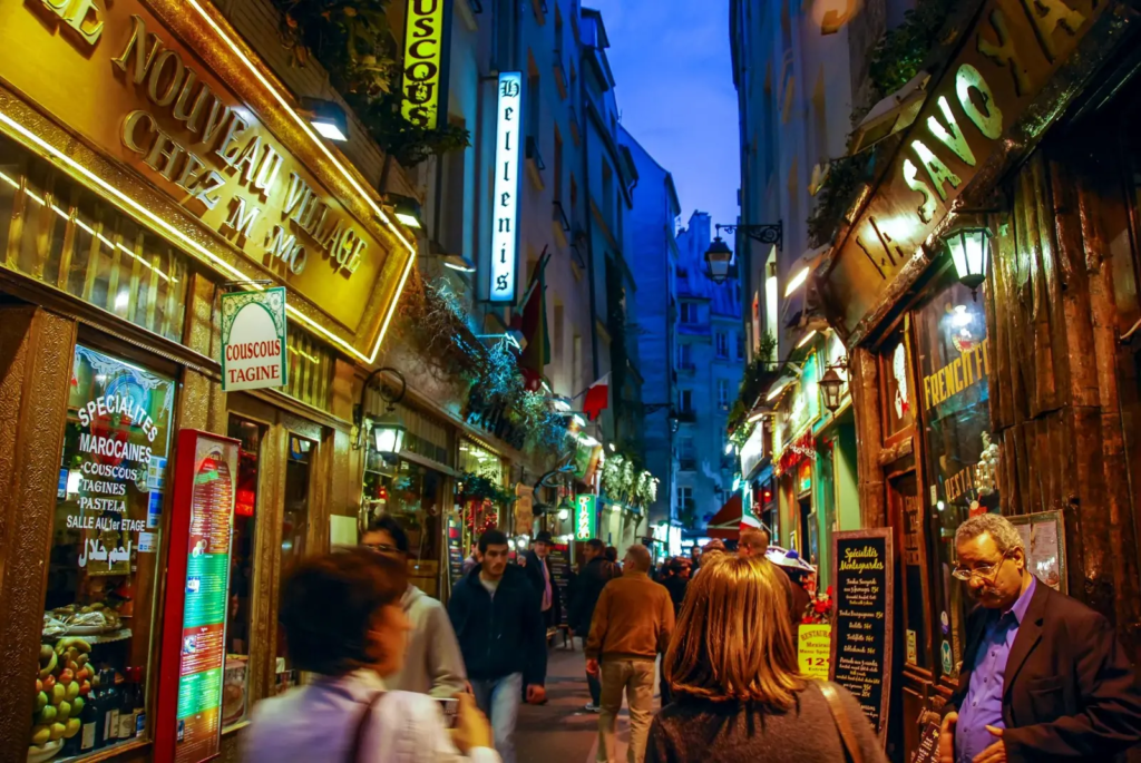 Étudiants dans le Quartier latin près de la Sorbonne | Lévine Immobilier